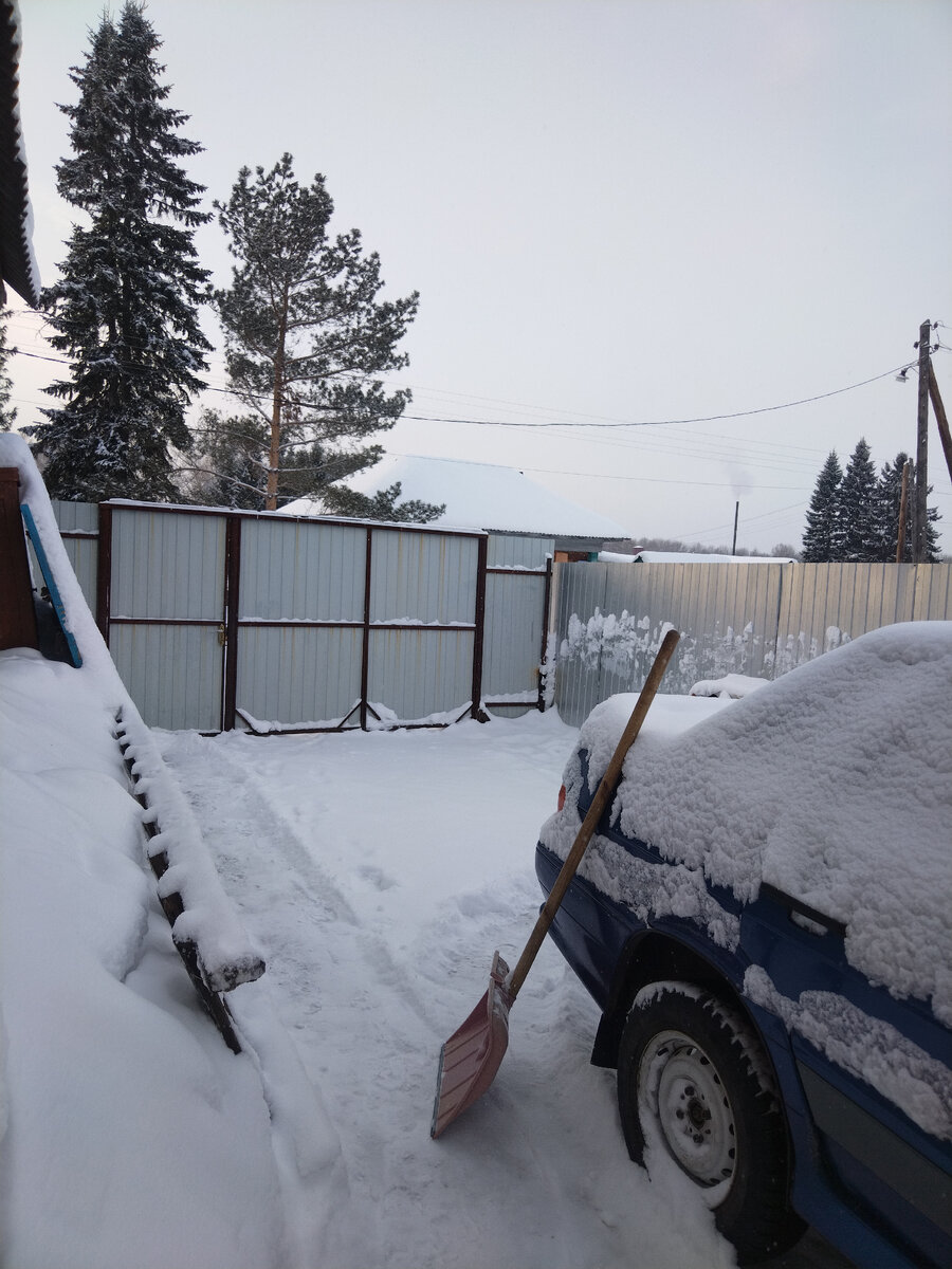 отремонтировать лопату для снега. лопата снеговая с металлической кромкой. лопата снеговая закругленная бтм в1. сломанная лопата для снега. сломанная снегоуборочная лопата.