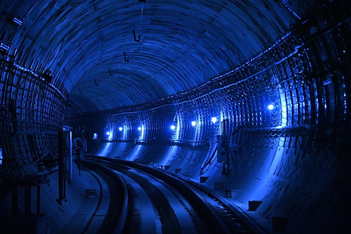 Первое метро утром. Синяя ветка метро москва. Метро мадрид 1919. Наземный вестибюль станции метро красные ворота. 1935 — пущен первый испытательный поезд московского метрополитена.