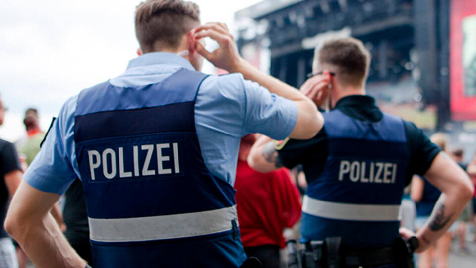 Волнение в обществе. Конфликты в обществе. Страх толпы. Общение людей. Ссора в коллективе.