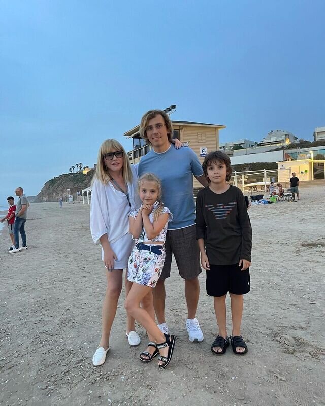 Алла Пугачева с мужем и детьми, Лизой и Гарри