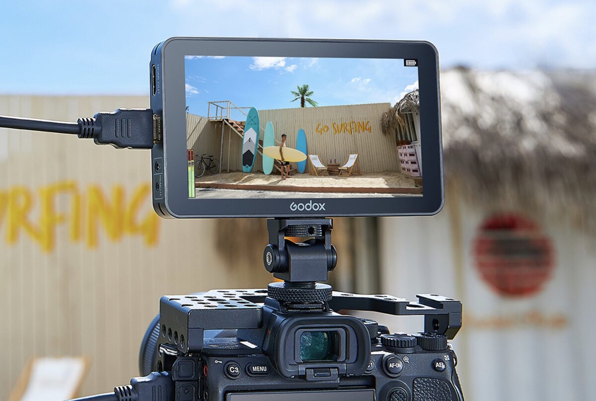    Внешний монитор даёт 100% контроль над процессом съёмки и настройками камеры. Фото: newsshooter.com