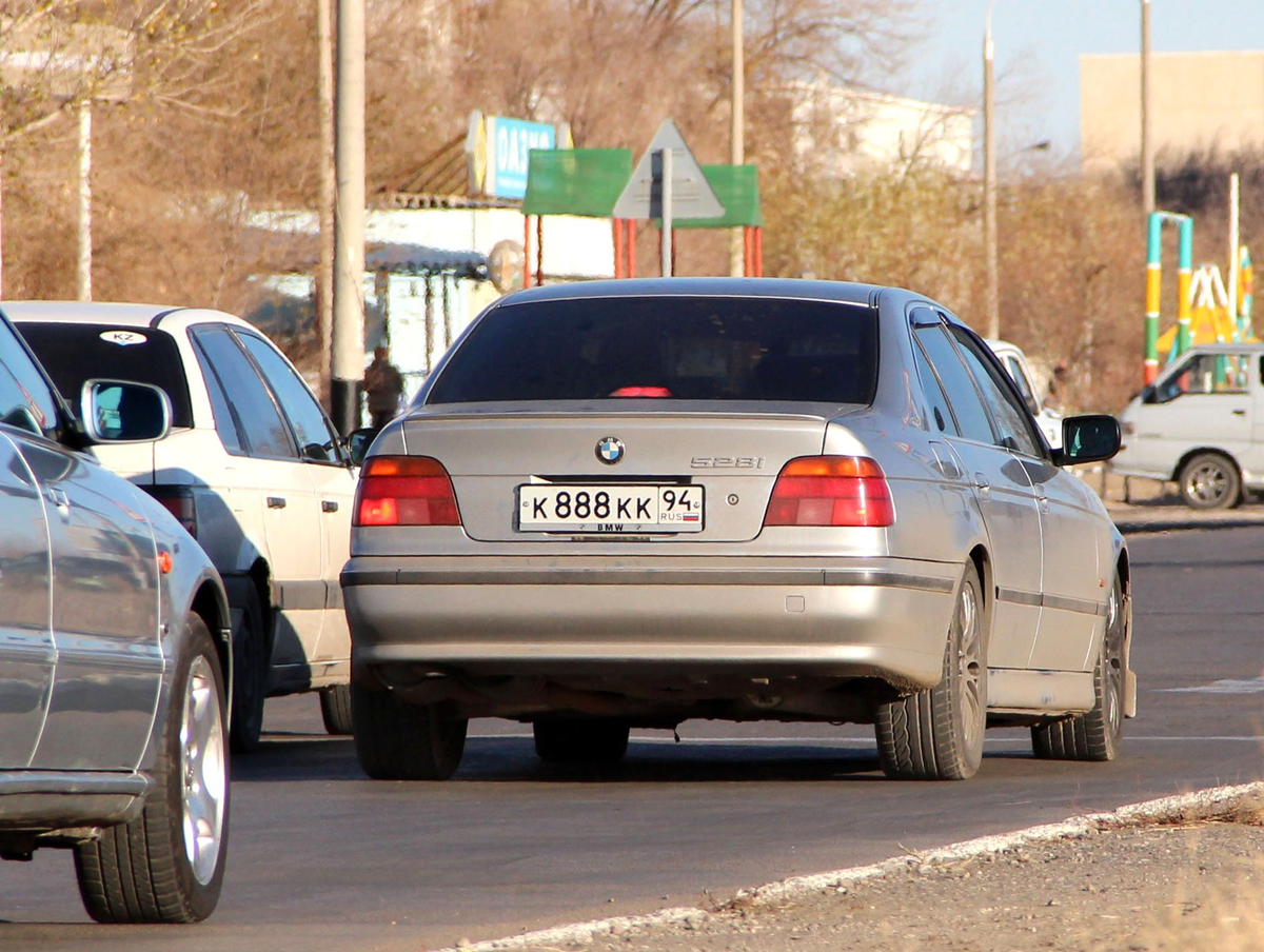 Все прекрасно знают, как выглядят российские автомобильные номера: буква, потом три цифры, ещё две буквы и код региона с флагом России. Некоторые даже знают, что в статье 65.-3