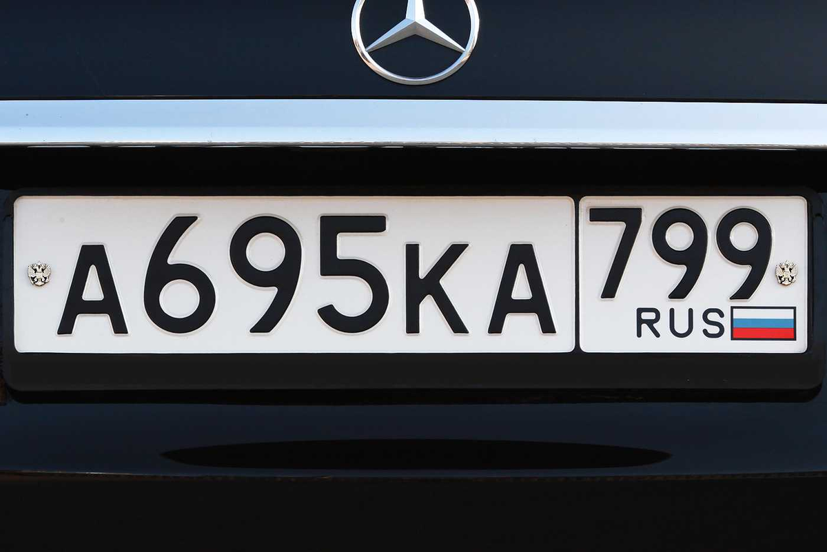 Все прекрасно знают, как выглядят российские автомобильные номера: буква, потом три цифры, ещё две буквы и код региона с флагом России. Некоторые даже знают, что в статье 65.-2
