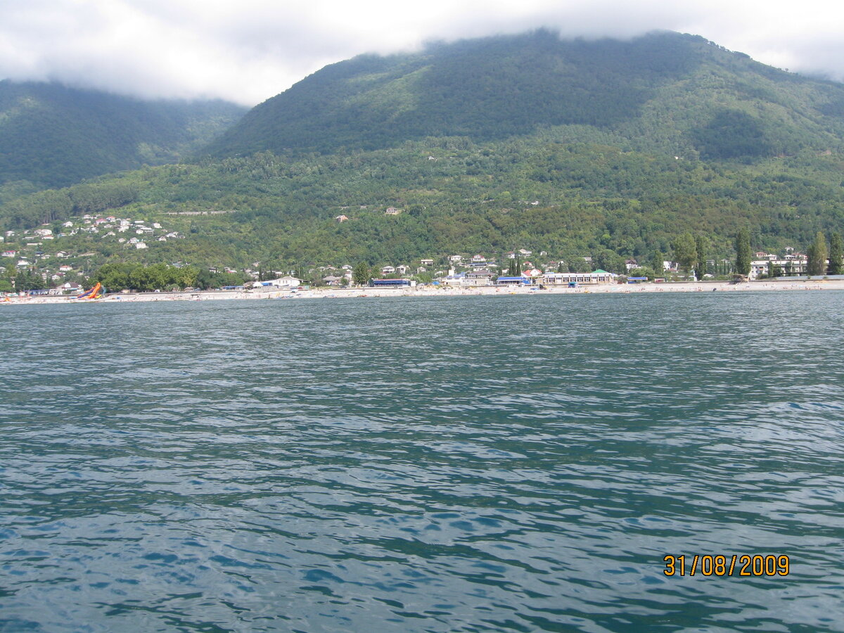 Вид с моря на Гагру. Горы рядом с морем. Воздух горно-морской.