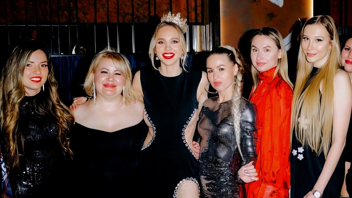 Секрет под. Холодное сердце игра. Секрет под. 0 400х700. Секрет под.