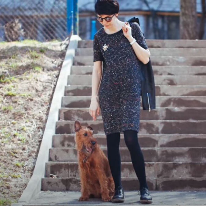    Простое платье спицами   
Источник: Скриншот из видео