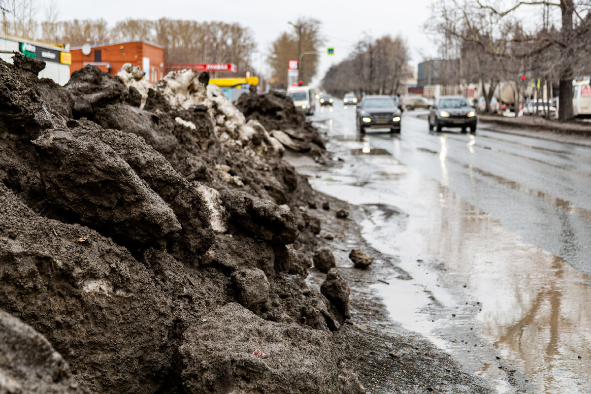 Снег весной на дороге. Грязный снег в городе. Грязный снег на дороге. Дороги весной. Снег с грязью.