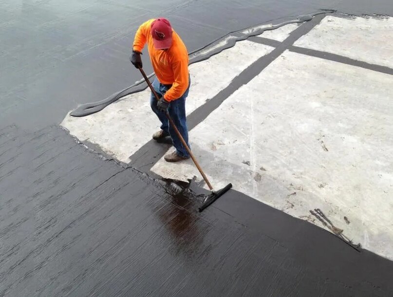 Нанесение битумной мастики