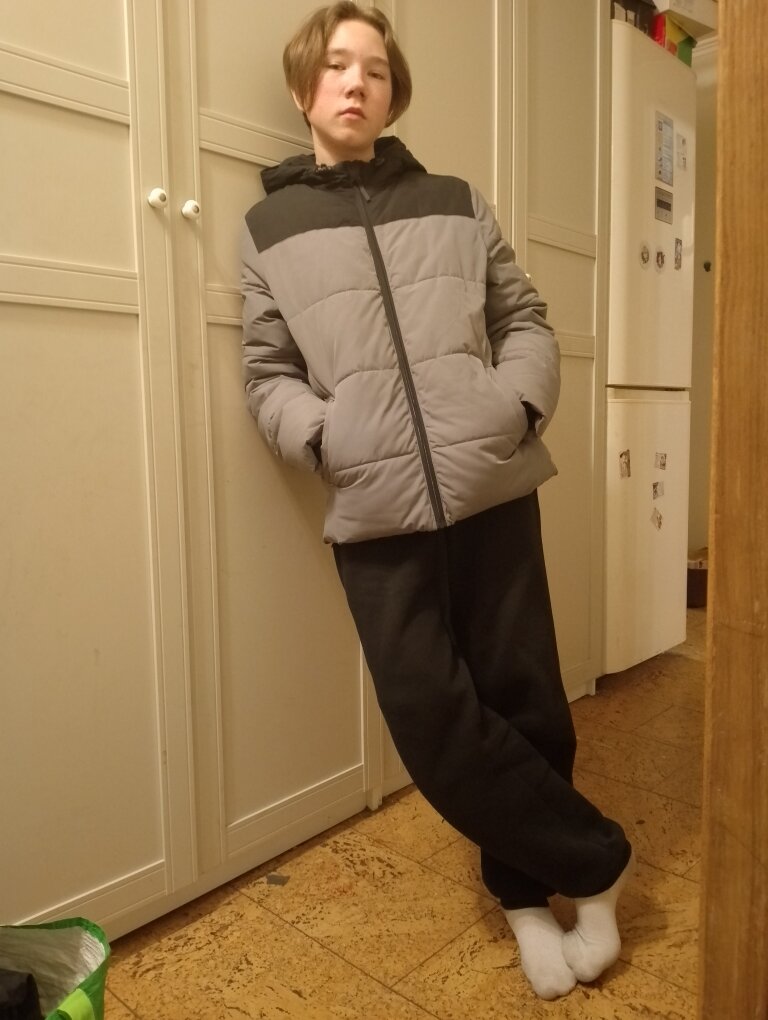 деревенский мальчик. шпана. ребенок грустит. пацаны маленький человек. ребенок со спины.