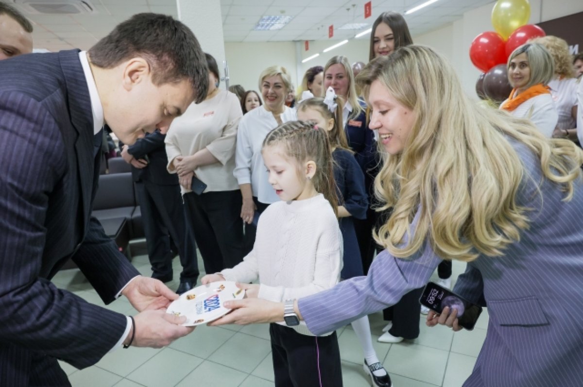    Тарелка с символом Года семьи – губернатору на память.