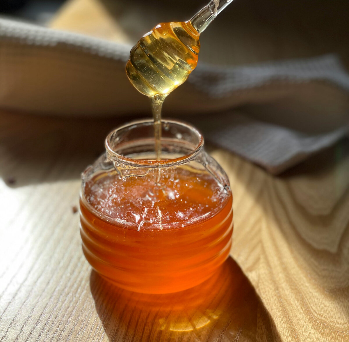 В домашнем виноделии мёд не может полноценно заменить сахар, но иногда он даже предпочтительнее