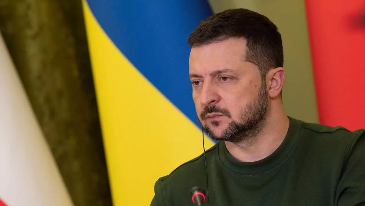     Главред журнала Time Ян Бреммер заявил, что президент Украины Владимир Зеленский (на фото) уже идет на большие риски, чтобы переломить ход боевых действий. Киев может усилить удары по целям внутри РФ и даже прибегнуть к убийствам чиновников, связанных со спецоперацией.