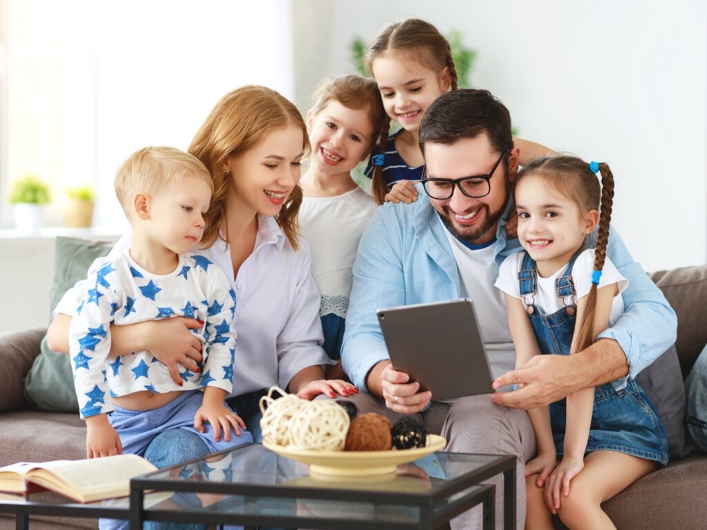 Куляшовы многодетная семья воронеж. Ребенок в семье. Многодетная семья. Многодетная русь. Многодетный отец 2024.