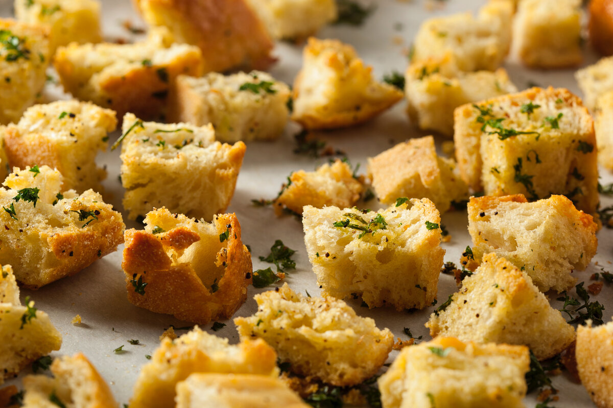 Сушить сухари в духовке при какой температуре. Croutons. Crouton. Croutons White background.