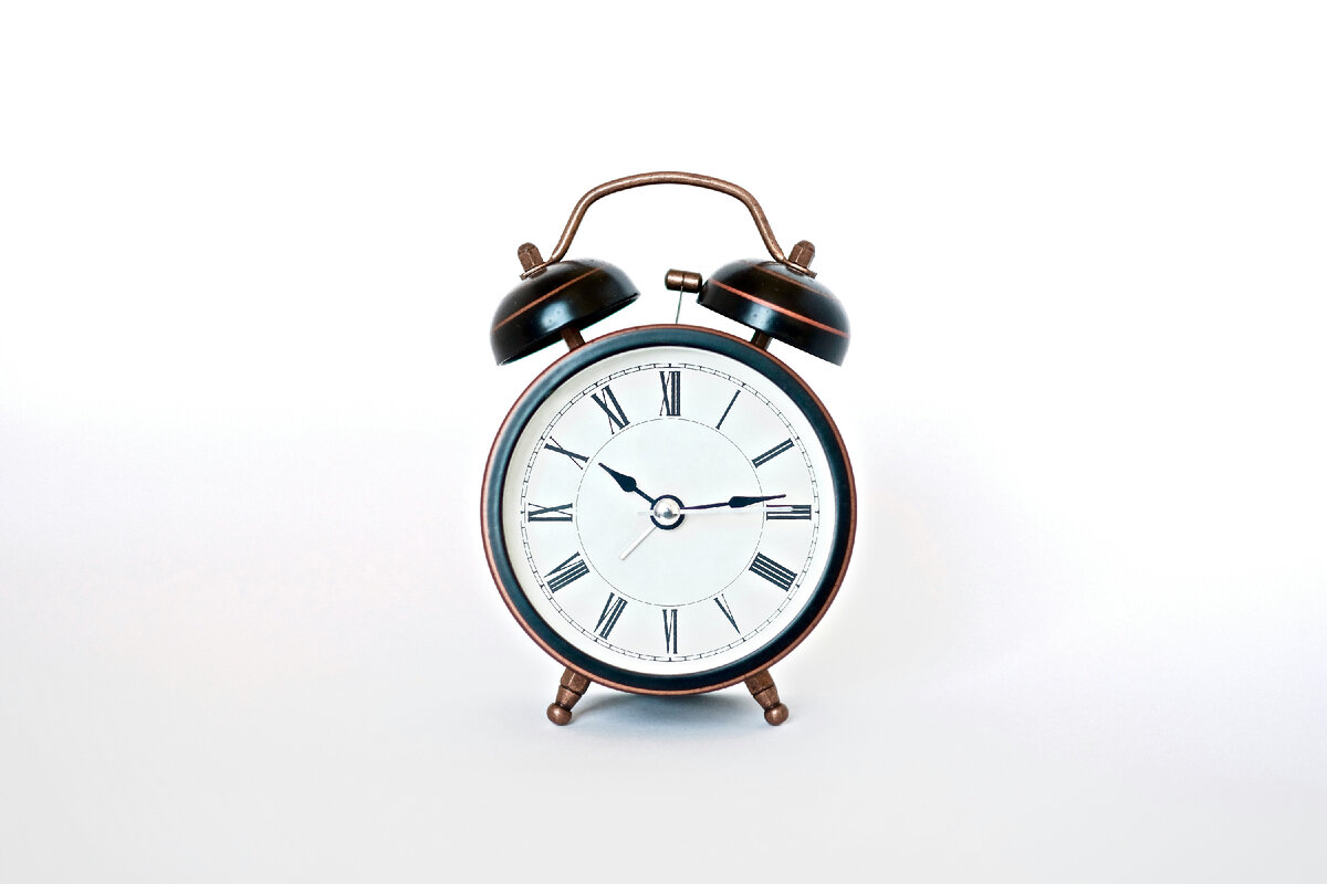 https://unsplash.com/photos/round-black-and-white-analog-alarm-clock-w2JtIQQXoRU