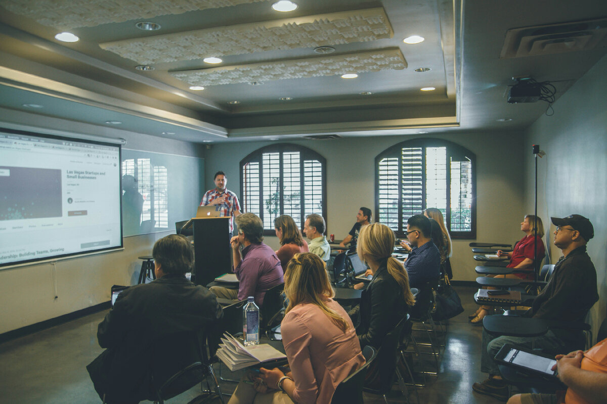 https://unsplash.com/photos/a-group-of-people-in-a-room-with-a-projector-screen-1-aA2Fadydc