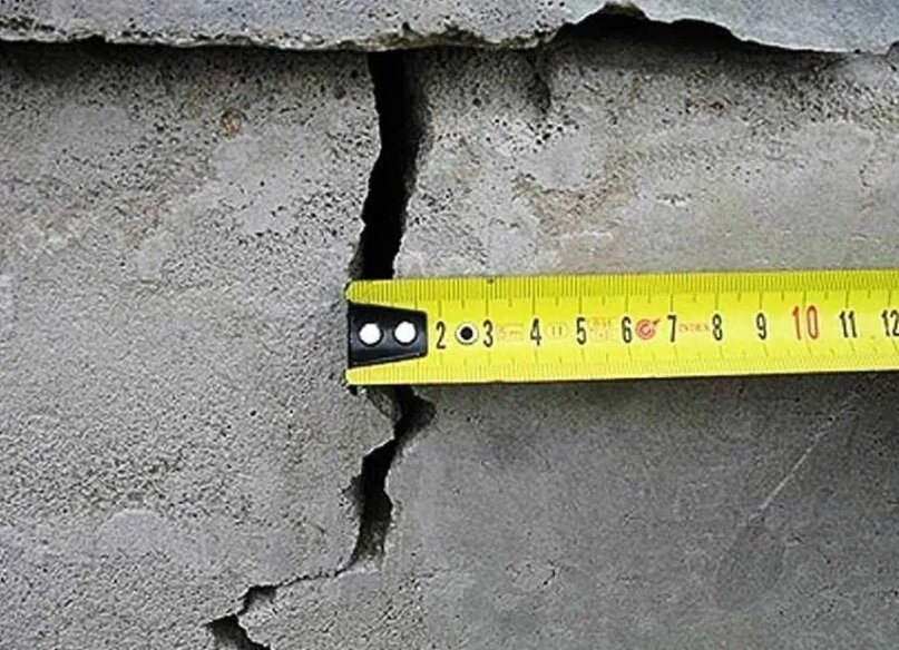 Измерение трещин. Трещины в фундаменте. Измерение трещин в бетоне. Измерение трещины в стене. Трещины стен и фундаменты.