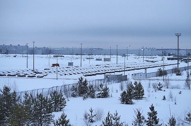    Тут скопилась минимум тысяча машин разных брендов. Фото: АиФ-Калуга/ Виктор Комиссаров.