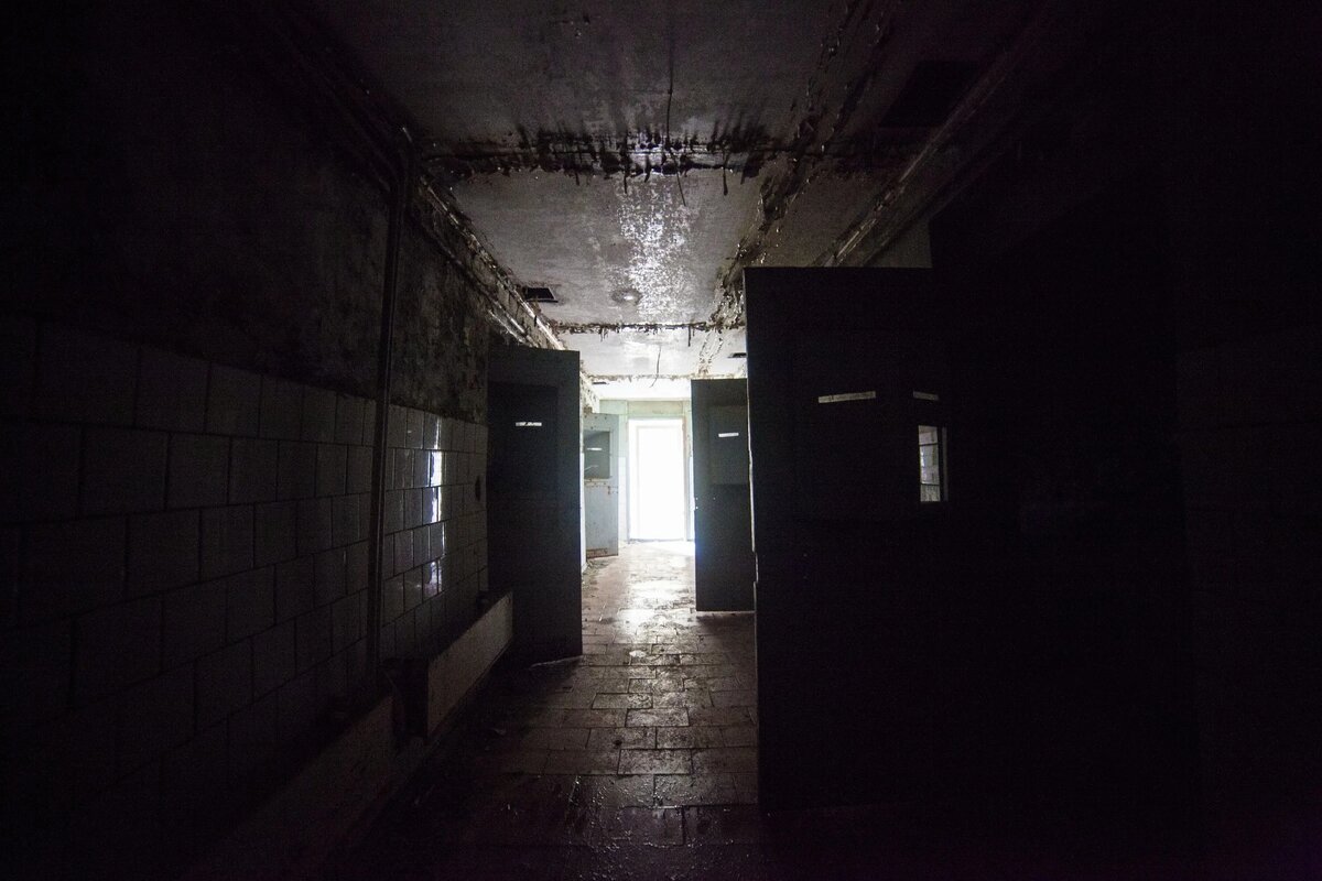 Призраки заброшенных. Призраки заброшенных. Дом с привидениями во владимире. Призраки заброшенных. Заброшка внутри внутри страшная.