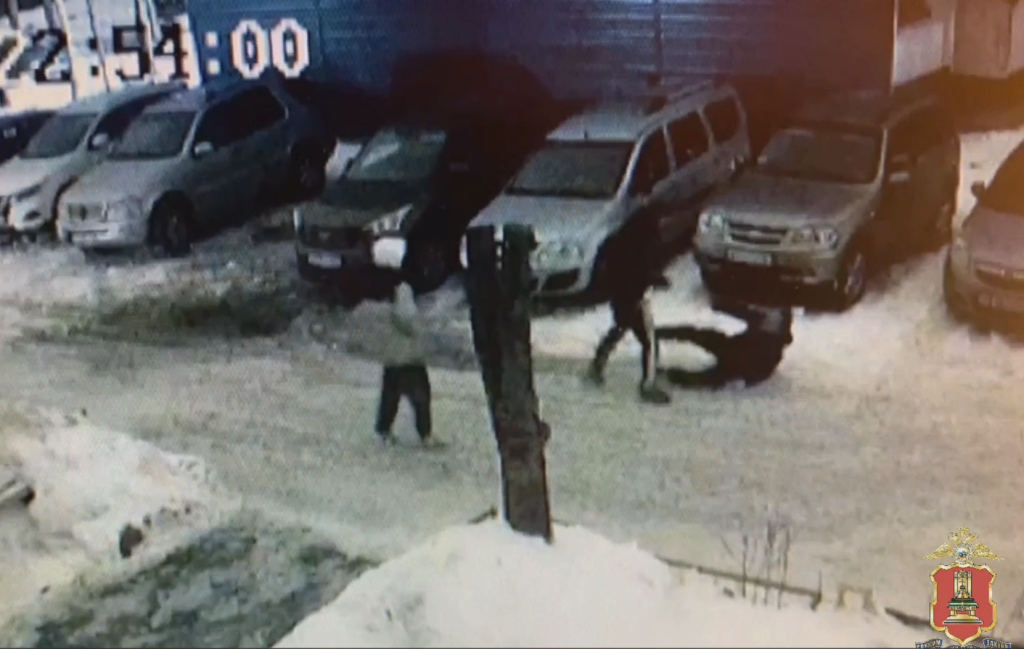 Малыш утонул в бассейне. Спасение утопающей в неве. Мальчишки утонули в озере. Высота 102 новоаннинский пропал утонул мужчина. Мальчик утонул в бассейне королев.