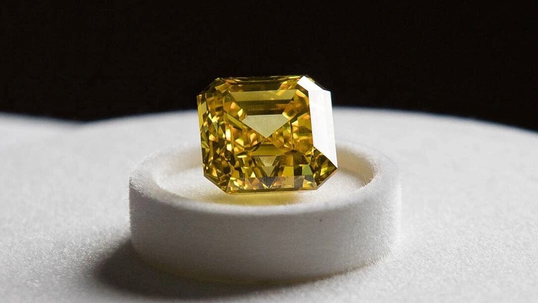 Ярко-жёлтый бриллиант "Жар-птица", вес 20,69 карата. Геммологический институт Америки присвоил камню наивысшие характеристики чистоты, несмотря на наличие незначительных включений. 24 декабря 2019 года "Жар-птица" была приобретена лидером люксового сегмента ювелирной индустрии Graff Diamonds. Основатель компании Лоуренс Графф является владельцем лучшей в мире коллекции уникальных жёлтых бриллиантов. Сумма сделки не разглашается, но эксперты предполагают, что камень с такими характеристиками не мог быть продан меньше, чем за $500 000