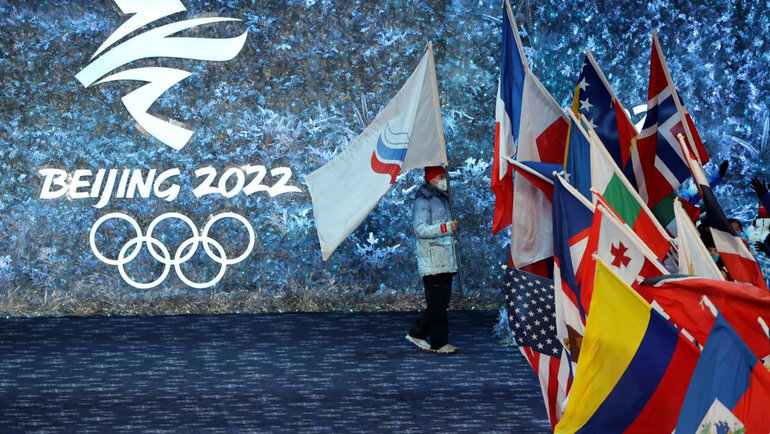    Знамя ОКР на церемонии закрытия Олимпиады 2022 в Пекине.Андрей Голованов/ОКР