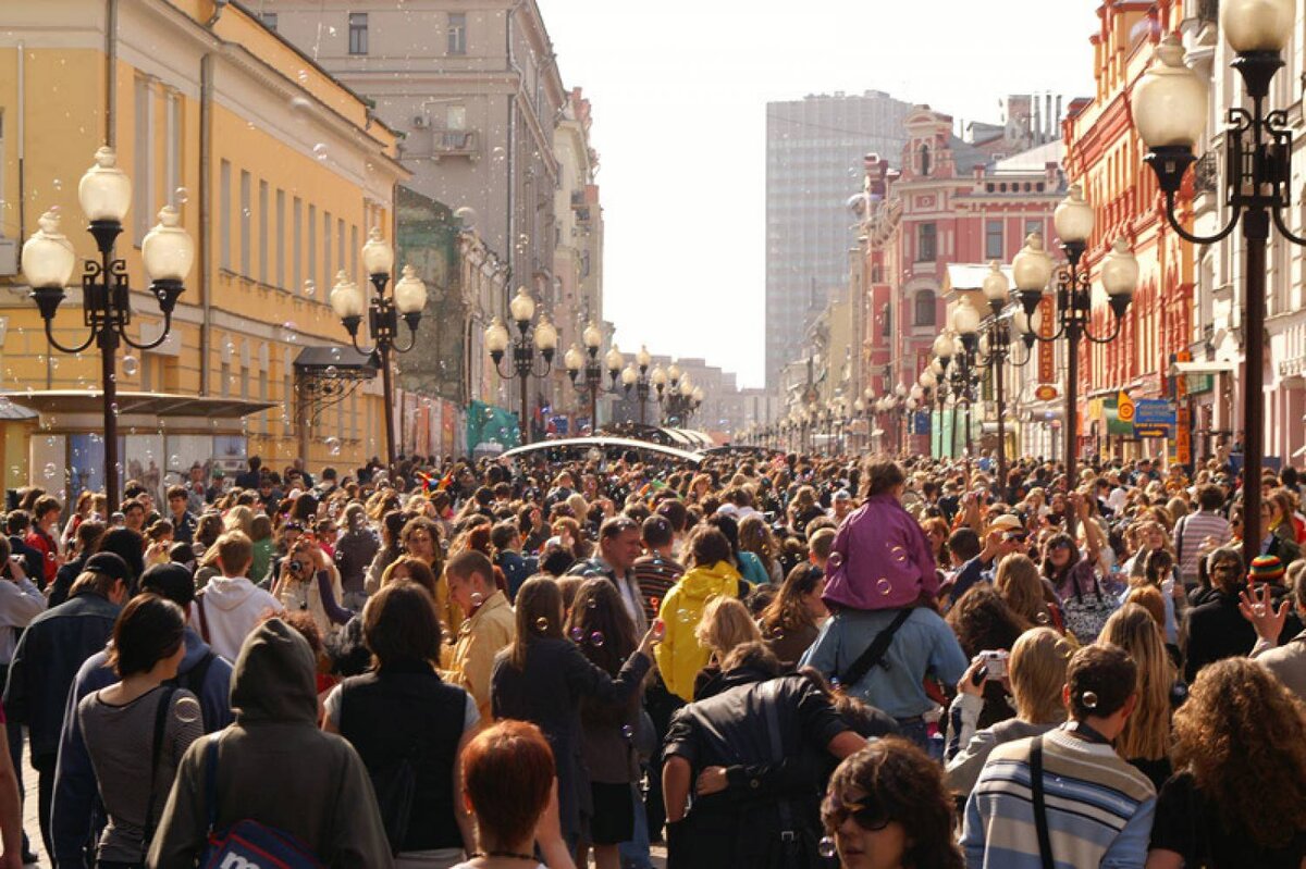 Шумят люди на улице. Много людей в городе. Люди в городе. Люди на улицах Москвы. Толпа людей в городе.
