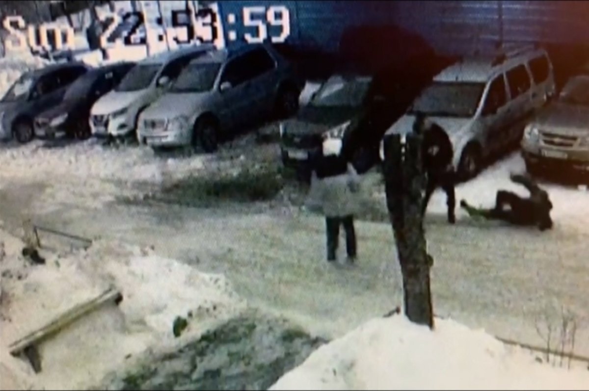    Момент жестокого избиения молодого парня в Твери попал на видео (18+)