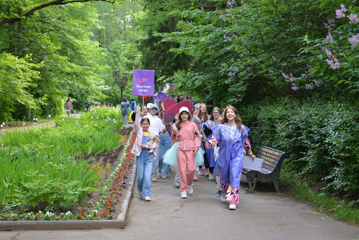 Дол космонавт- 2 вожатые общее фото дмитрий. Две вожатые. Две вожатые. Две вожатые. Денис иванов вожатый лагерь восток.