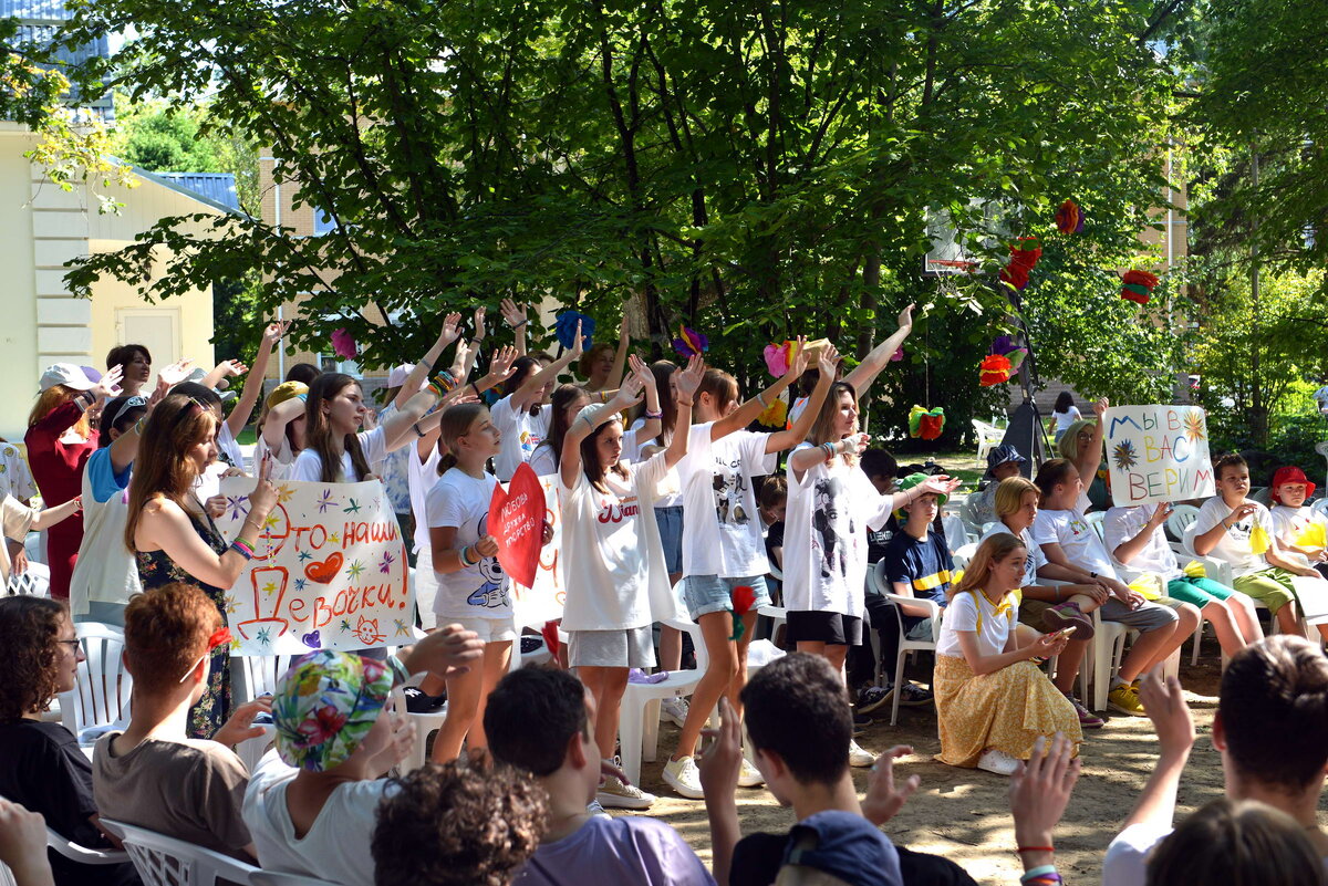вожатые в лагере. ищем вожатого. детский лагерь отряд. лагерь орленок вожатые. вожатая в детском лагере.
