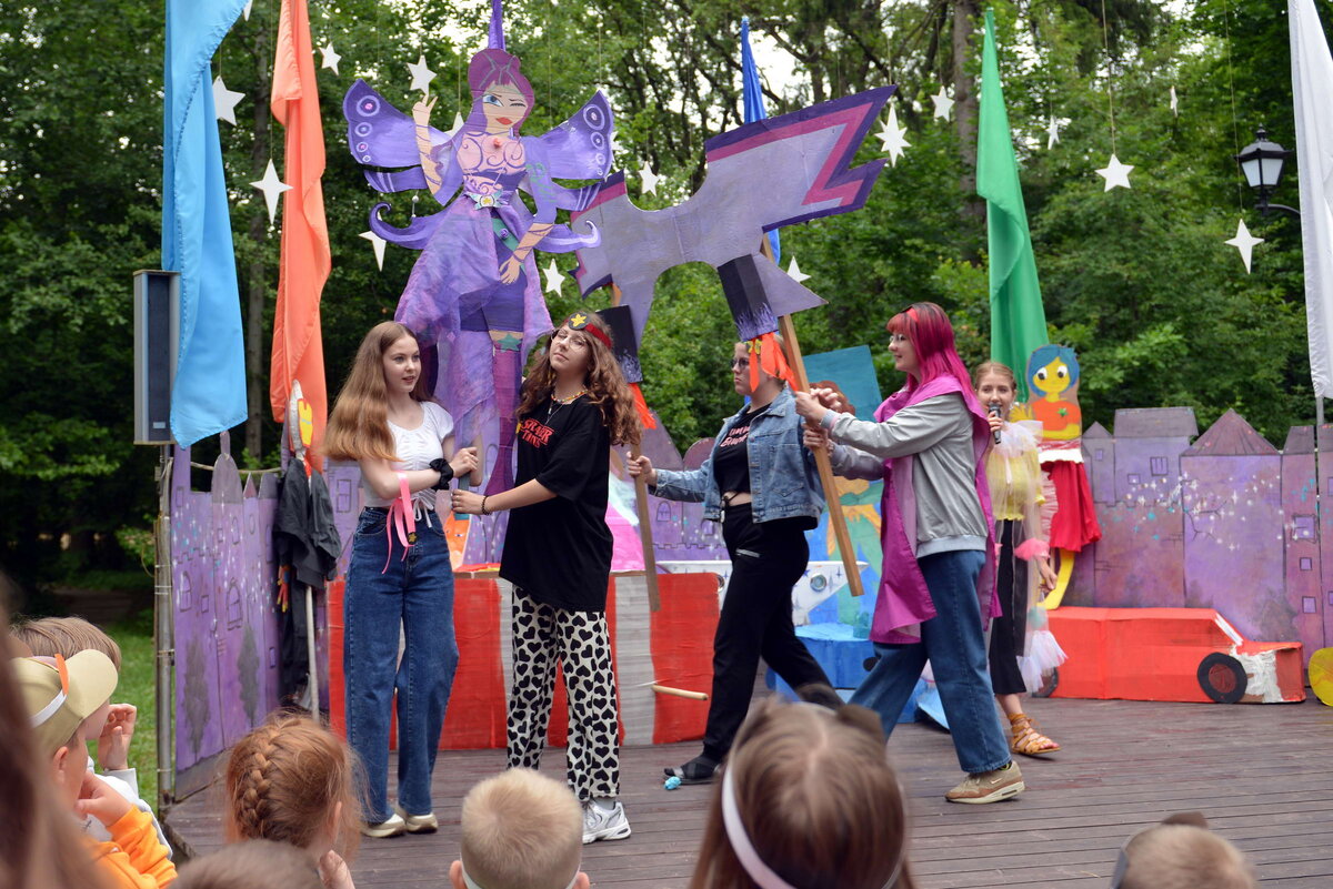 дети и вожатые в лагере. современные вожатые. вожатые и дети. вожатые в лагере. орлёнок детский лагерь волгоград.