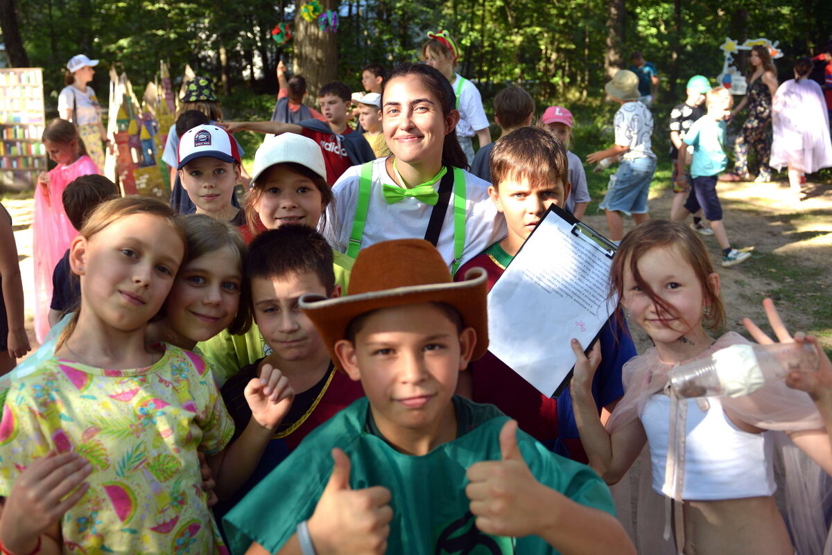 Дети в лагере. Детский лагерь вожатые. Интересный мастер класс для подростков в лагере. Вожатый в детском лагере. Летний загородный лагерь.