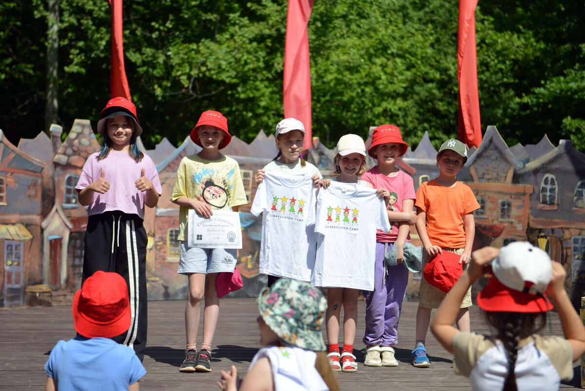 ученики 2 класса. девочка делает уроки. домашнее задание школы 7. ученики на уроке. родители и дети в школе.