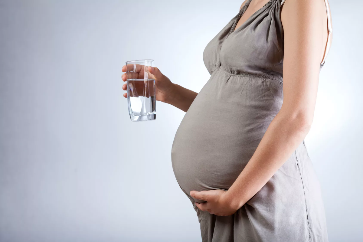 Беременные женщины. Питье беременных. Беременность хочется много пить