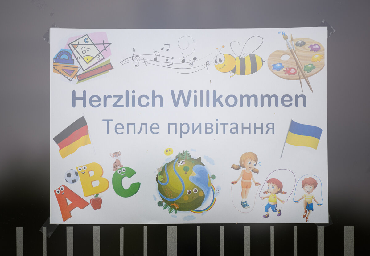 социальная реклама дети. нищета в деревне. обрекаемый на нищету. профилактика бедности. очередь в магазин ссср.