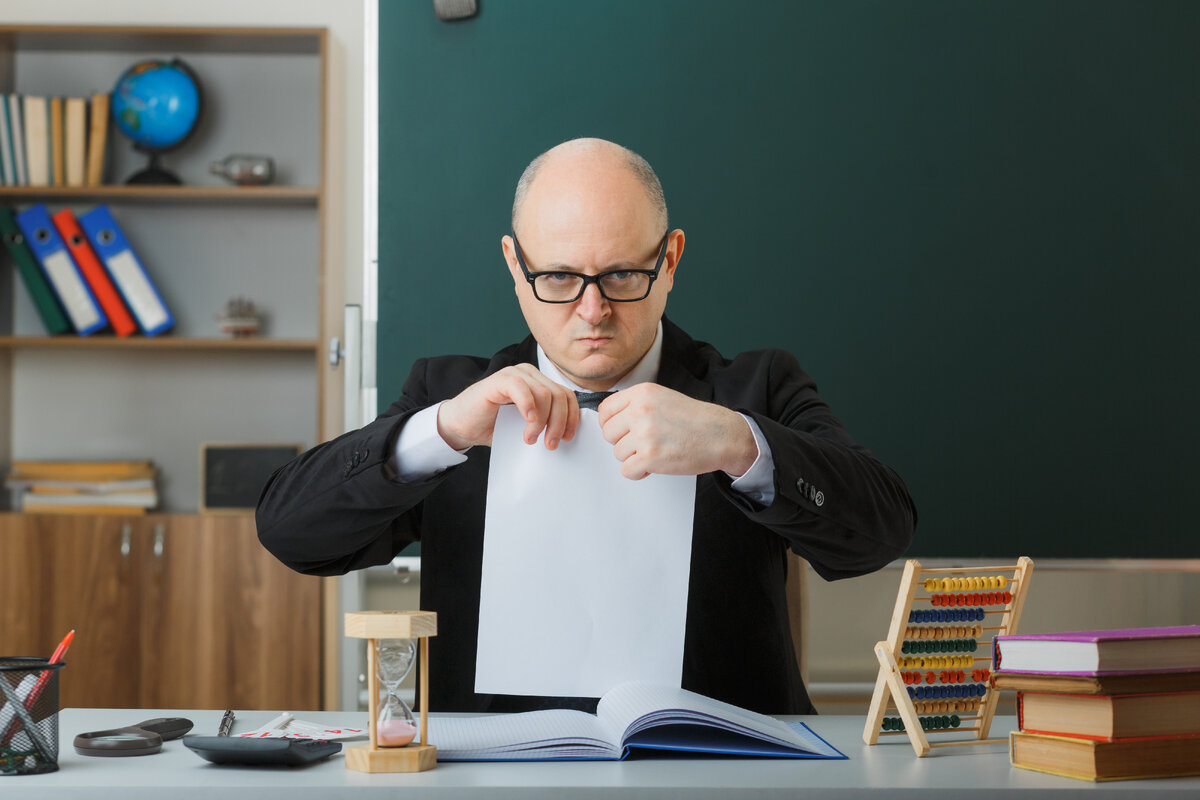 источник фото: <a href="https://ru.freepik.com/free-photo/man-teacher-wearing-glasses-sitting-at-school-desk-in-front-of-blackboard-in-classroom-tearing-piece-of-paper-shouting-with-aggressive-expression-angry-and-dissatisfied_26451871.htm#query=%D0%B8%D0%B4%D0%B5%D0%B0%D0%BB%D1%8C%D0%BD%D1%8B%D0%B9%20%D1%83%D1%87%D0%B8%D1%82%D0%B5%D0%BB%D1%8C&position=25&from_view=search&track=ais&uuid=3ef4a325-e598-44d7-89ff-1cf5ac8716b7">Изображение от stockking</a> на Freepik