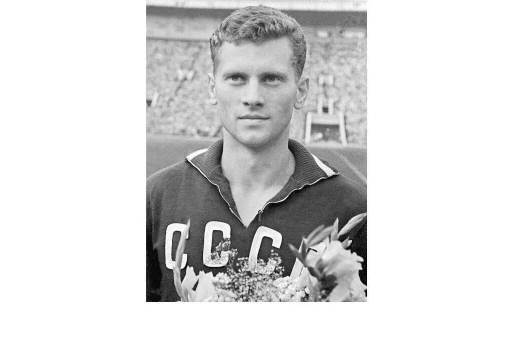    Виктор Понедельник (1937-2020), ростовчанин, заслуженный мастер спорта СССР, игрок ростовского СКА, чемпион и вице-чемпион Европы по футболу, автор «золотого мяча» на чемпионате 1960 г. Дмитрий Куркин