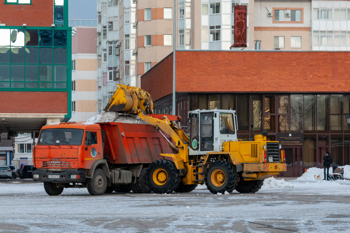 Уборщик снега. Снег во дворе мкд. Чистить снег во дворе. Жалоба на не уборку снега. Снег во дворе деревня.