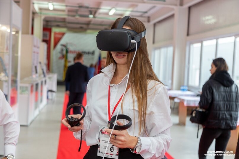 На выставке "Инномед" А.В. Пушкарева демонстрирует свою разработку