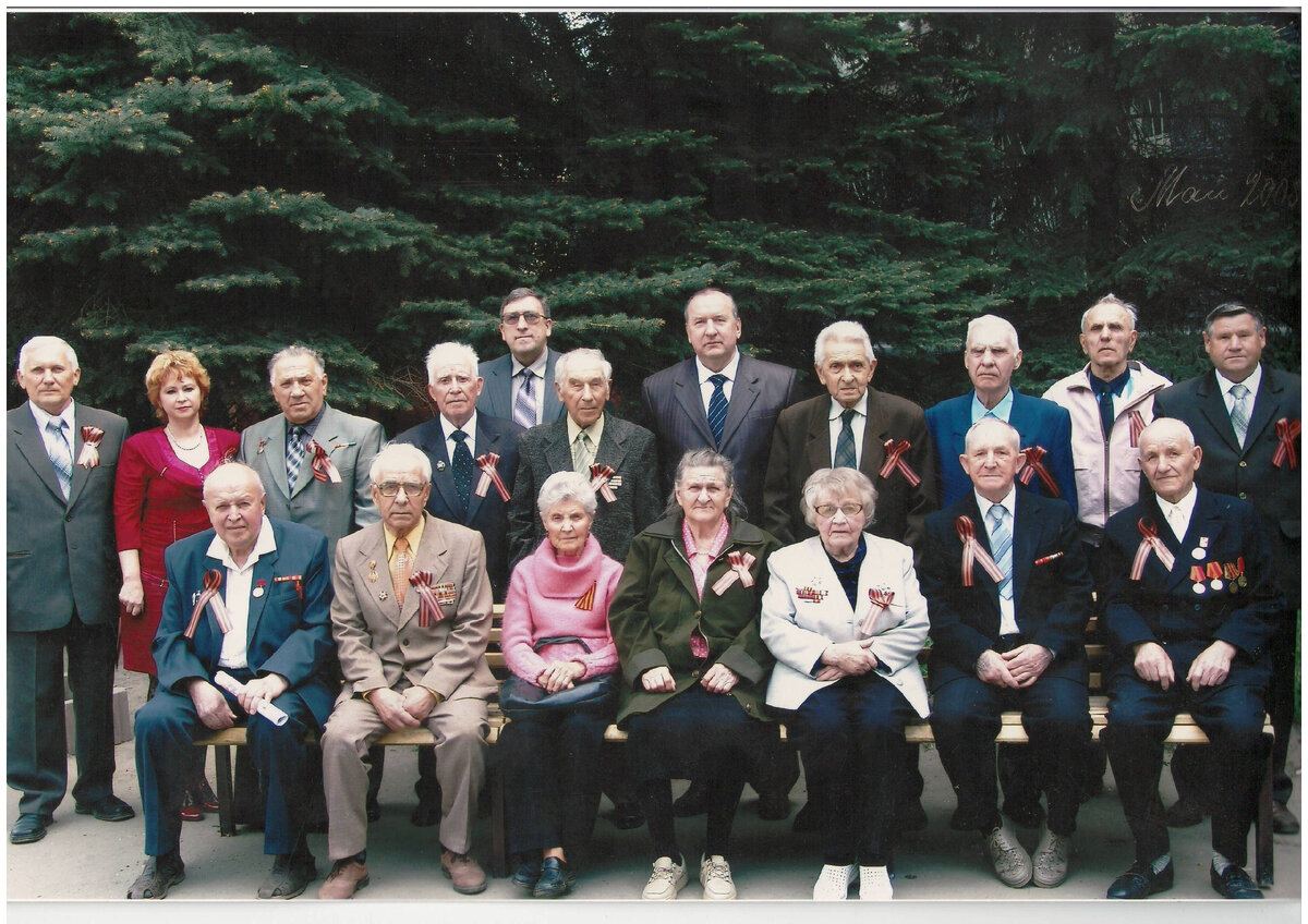 На правздновании Дня Победы вместе с коллегами - ветеранами. Май 2008 года. Тимофей Маркович - третий слева  во втором ряду