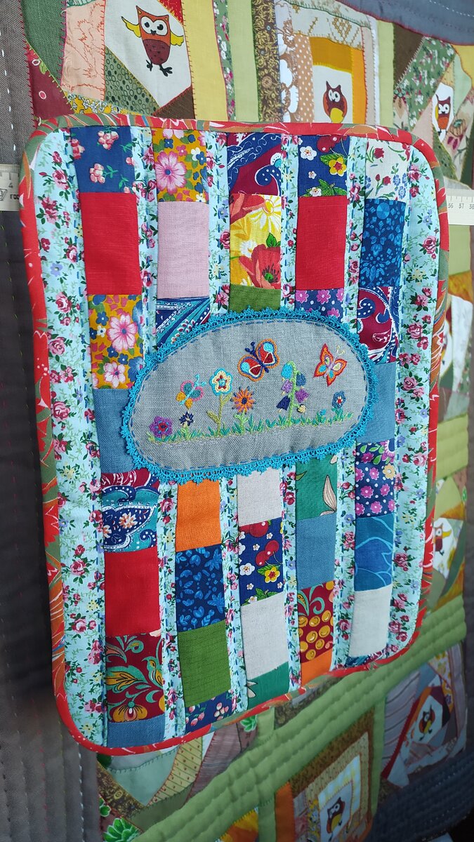 Кукольное одеяло "Игрушечное лето" на фоне детского одеяльца "Дюжина совушек"