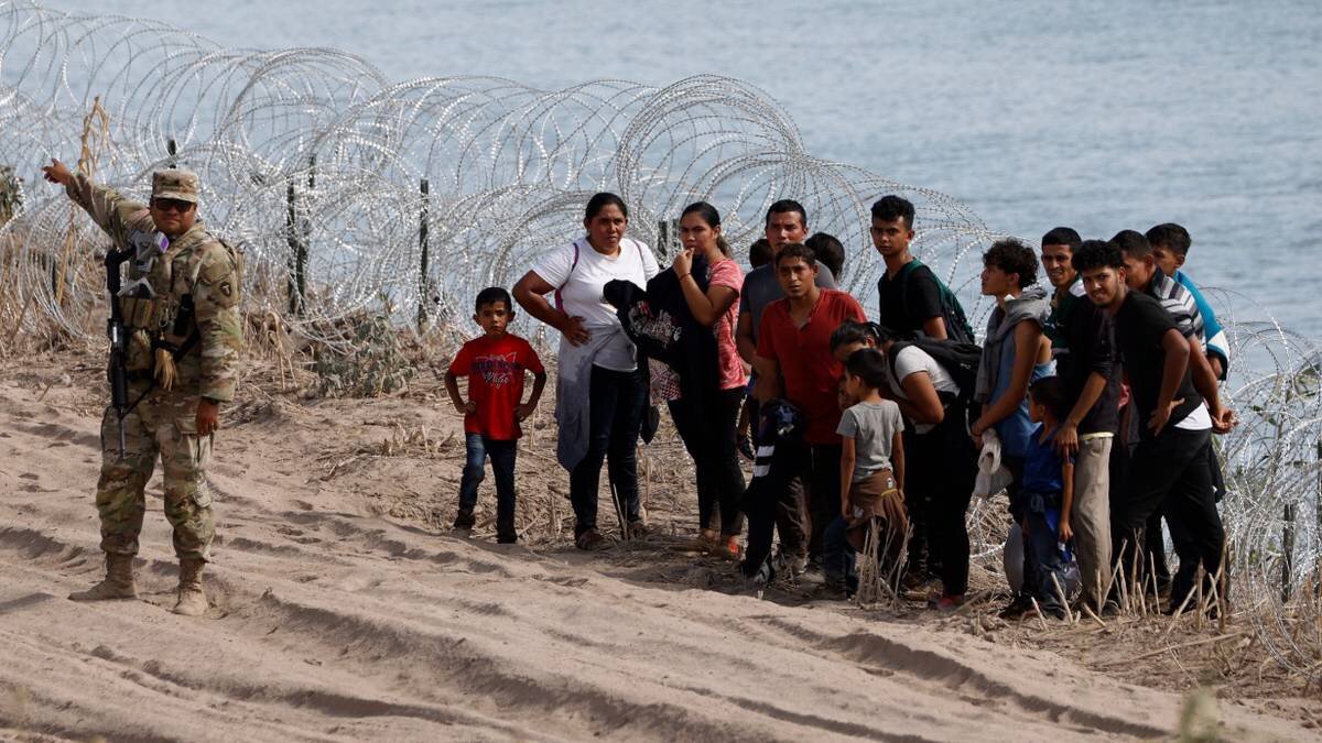    Техасские гвардейцы ловят мигрантов на границе с Мексикой / Фото: Adam Davis / EPA / TASS