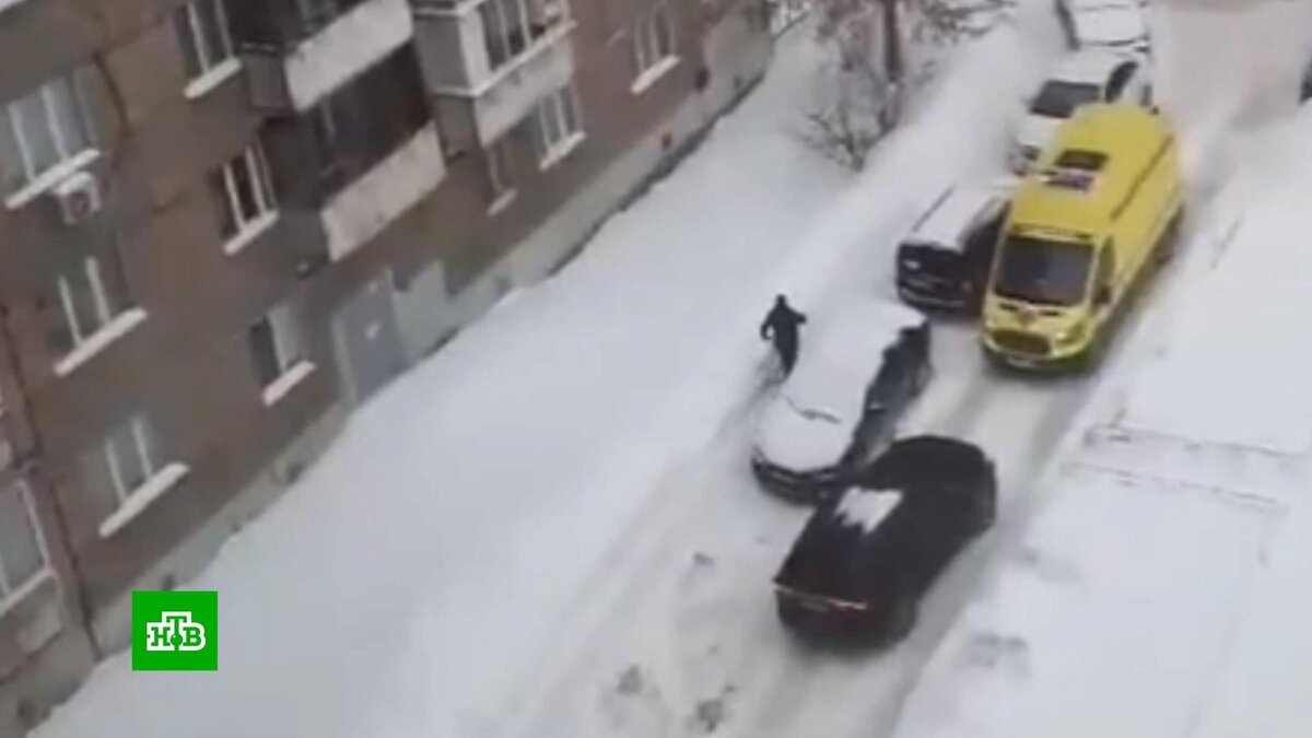 поезд уходящий вдаль. деловой мужчина с портфелем. отпуск. девушка бежит с чемоданом. мужчина идет по улице.