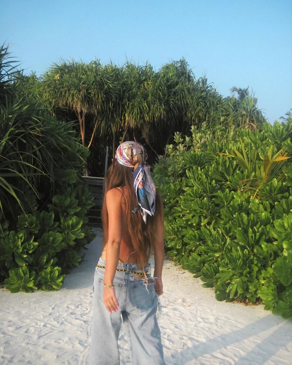 Девушка в белом платье. Тимур муцураев твоя нежная походка текст. Тимур муцураев твоя нежная походка. Прогулки босиком. Песня что делает твоя походка.