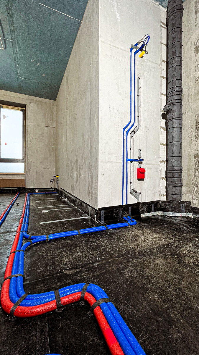 Трубы проходят через всю площадь квартиры