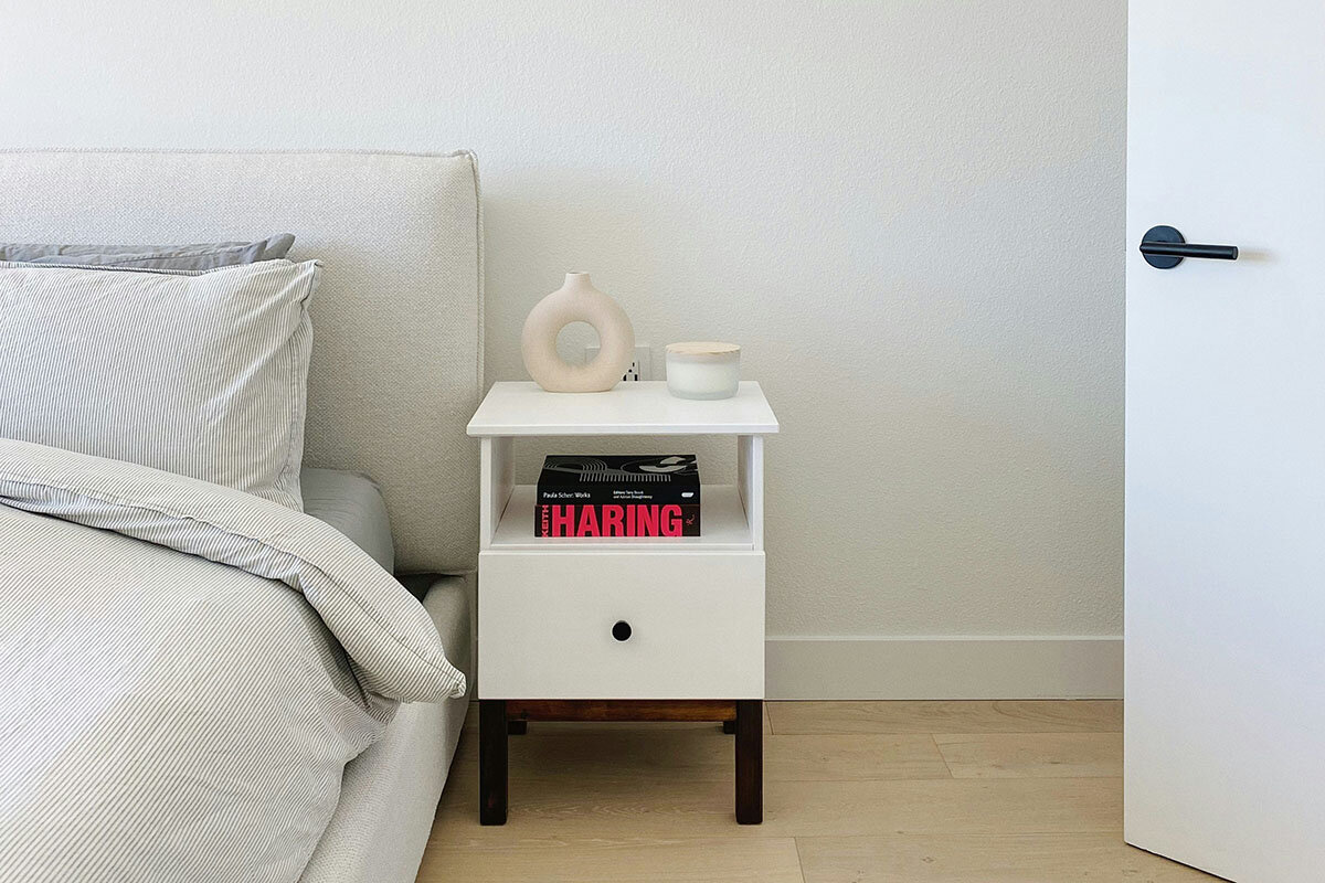    Белые стены и деревянный паркет — идеальное и универсальное сочетание в интерьере. Источник: unsplash.com