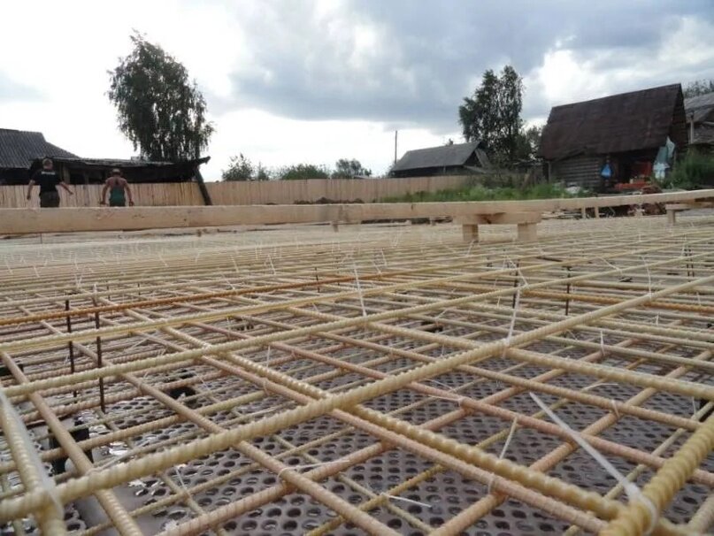 Каркас фундамента, подготовленный к заливке
