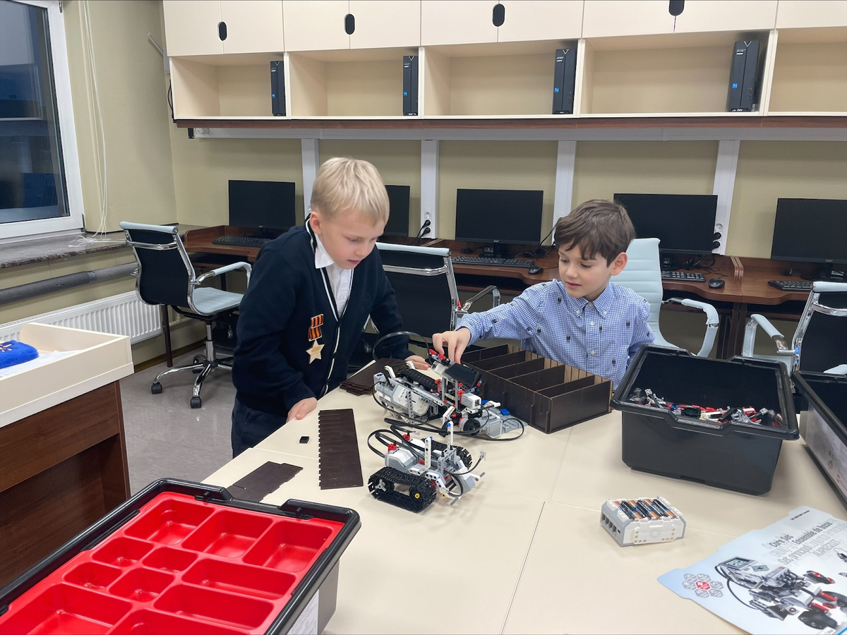 итмо робототехника и мехатроника. колюбин сергей алексеевич итмо. мальчик робототехника. айзек азимов. айзек азимов 3 закона робототехники.