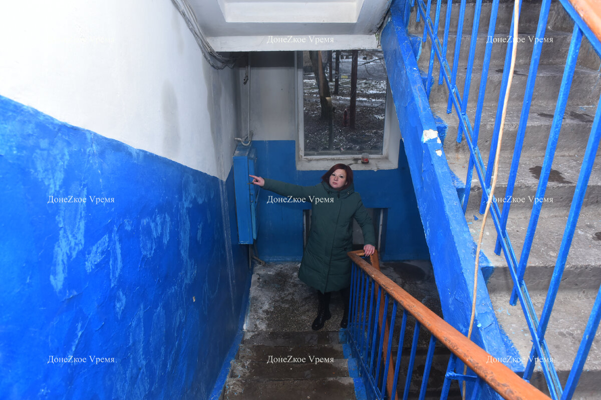 Жительница дома по улице Коммунаров, 28 Алина показывает последствия порыва отопления