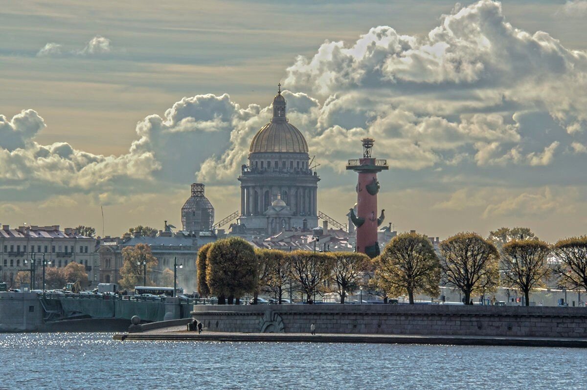 Стрелка Васильевского острова с воды